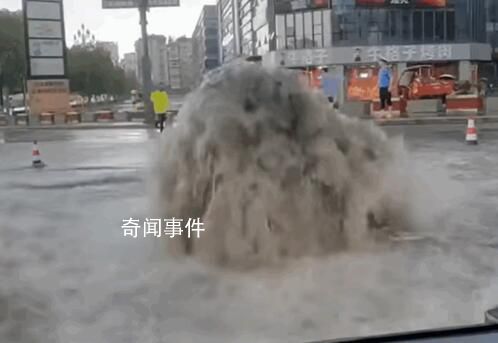 四川南充暴雨 下水道喷出1米高水柱