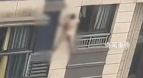 官方回应“男子赤身裸体趴在6楼外” 情绪不佳欲轻生