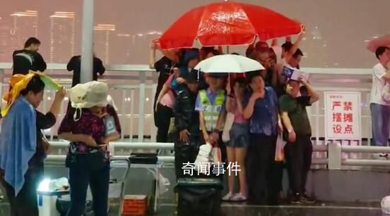 重庆大雨警察保安游客共撑一把伞