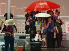重庆大雨警察保安游客共撑一把伞【图文】