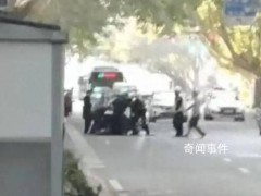 郑州一男子在马路上挥刀 警方回应【图文】