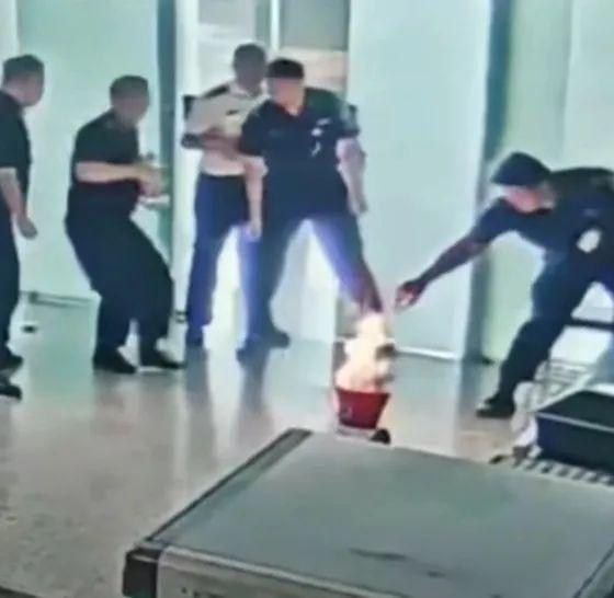 男子在机场怒砸充电宝致起火 安检冲突引发火灾