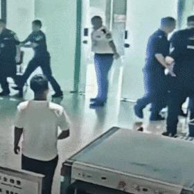 男子在机场怒砸充电宝致起火