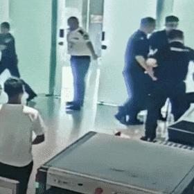 男子在机场怒砸充电宝致起火 安检冲突引发火灾
