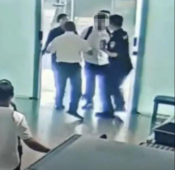 男子在机场怒砸充电宝致起火 安检冲突引发火灾