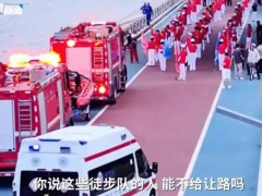 暴走团群主回应挡道120:就一分钟 回顾事情经过！