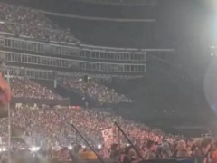 演唱会亲密搂抱两高管各自有家庭 两人脸颊紧贴！