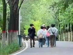撒贝宁一家游敦煌莫高窟 撒贝宁一身黑色外套搭配深灰色裤子！