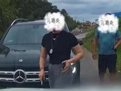亮证姐冒用丈夫执法证 当严厉问责 冒用执法证件本身涉嫌相当严重的违法！