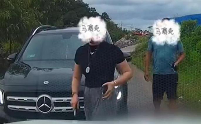 亮证姐冒用丈夫执法证 当严厉问责