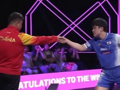 张本智和夺冠后再与王皓握手 张本智和11比4，大比分4比2拿下比赛！