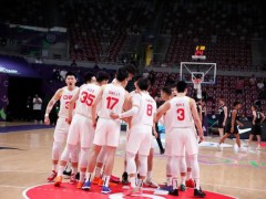 中国男篮时隔10年再进亚洲杯决赛 中国队首发变阵，由程帅澎替上胡明轩！
