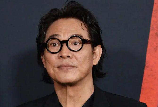 62岁李连杰晒躺病床照片 面容憔悴