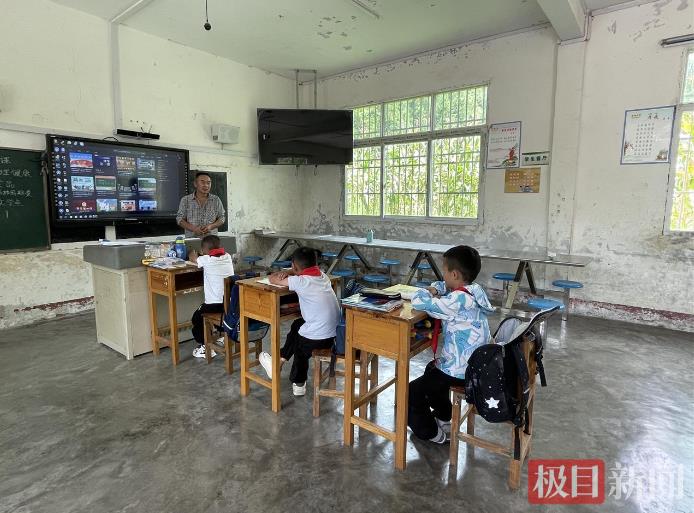 全校3个孩子1名老师升旗高唱国歌