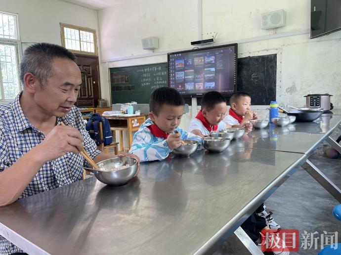 全校3个孩子1名老师升旗高唱国歌