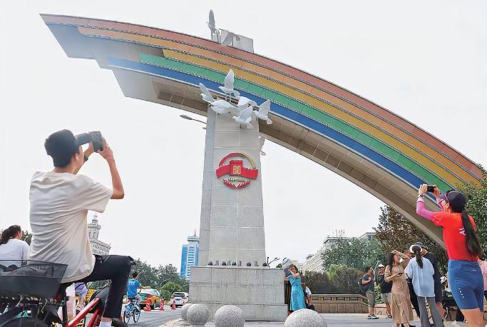 北京大街小巷悬挂国旗 全市喷泉开启