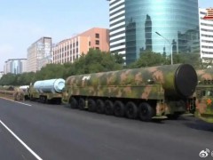 DF61导弹亮相阅兵场 场面太震撼了！
