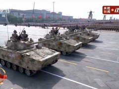 空降突击方队驶过天安门广场 这个方队主要由空降兵某部抽组而成！