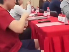 王楚钦穿北京大学校服现身校园 不少人举起手机拍摄！