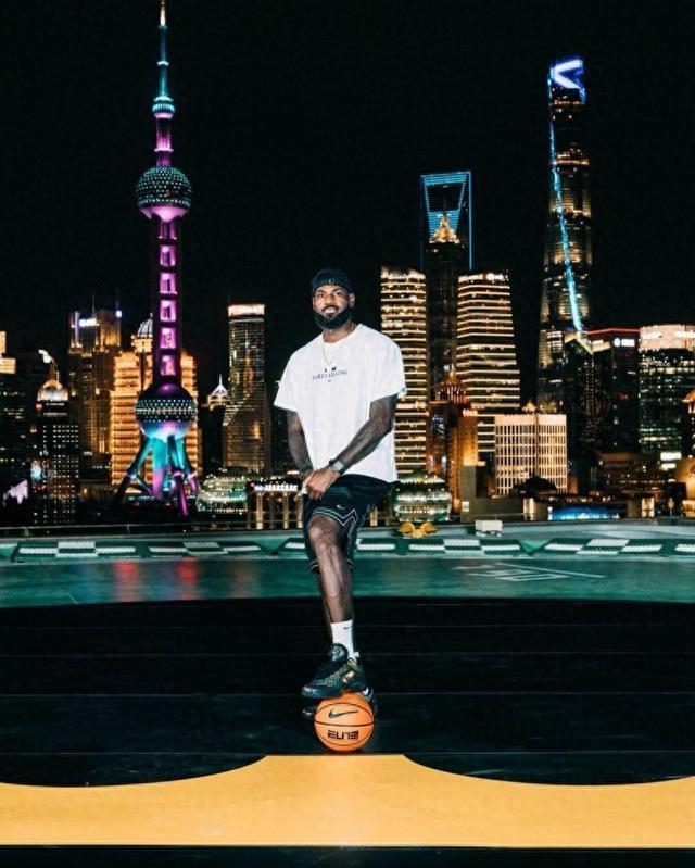詹姆斯指导中国国青男女篮训练