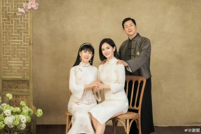 谢娜晒爸妈金婚全家福 温暖守护家的港湾