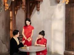 谢娜晒爸妈金婚全家福 期待大家分享自己的温馨故事!