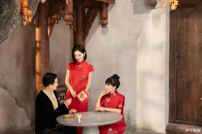 谢娜晒爸妈金婚全家福
