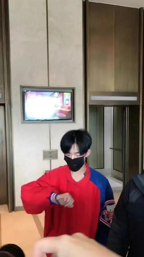 易烊千玺被机场广播催促登机 明星也误机