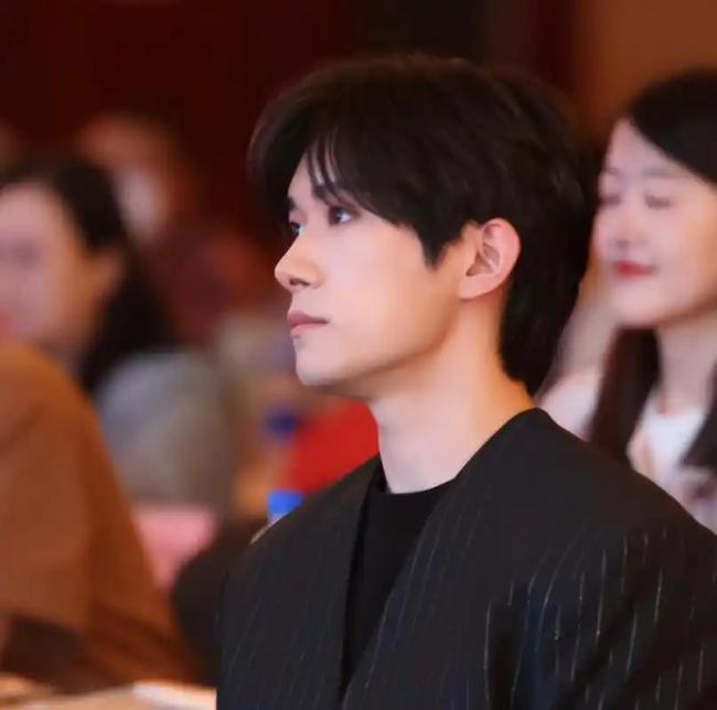 易烊千玺被机场广播催促登机 明星也误机