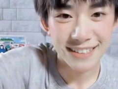易烊千玺被机场广播催促登机 明星也误机！（图）