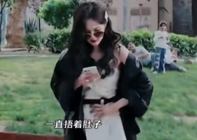 李一桐录节目痛到捂肚子 网友：水土不服吧