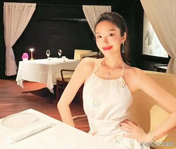 杨采钰与老公慈善拍卖会浪漫邂逅