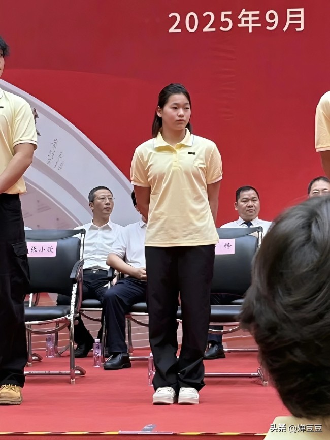 全红婵参加开学典礼 站C位被“授章”成为全场焦点