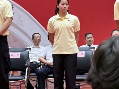 全红婵参加开学典礼 站C位被“授章”成为全场焦点！（图）