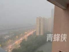 电闪雷鸣!成都凌晨突降大暴雨，开车就像开船一样（图）