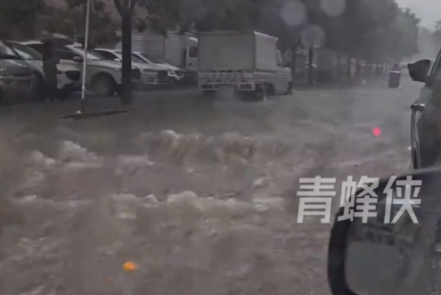 大连暴雨：水没过台阶 开车似开船