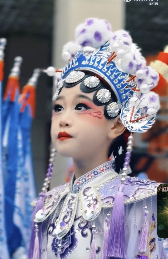 长沙小女孩身穿戏服惊艳亮相