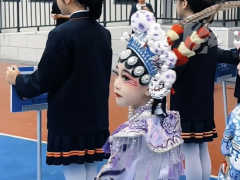 长沙小女孩身穿戏服惊艳亮相！