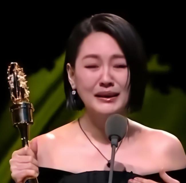 小S夺金钟奖 后台崩溃大哭 姐姐的鼓励成就此刻辉煌