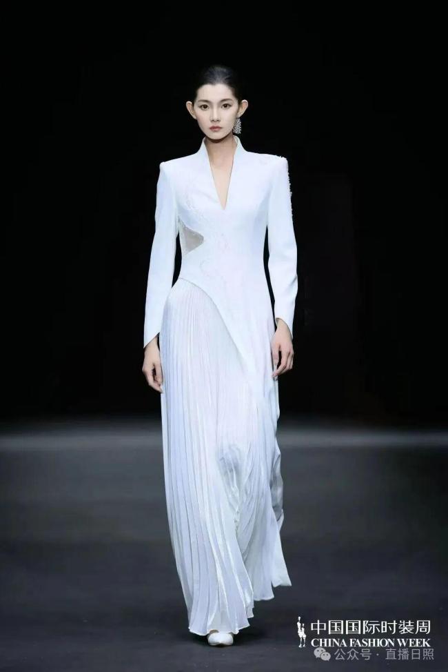 山东姑娘赵娜获环球小姐中国总冠军 优雅智慧征服评委