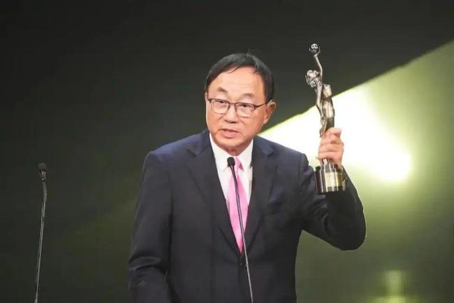 82岁影帝许冠文一年获2个博士学位 学术界与演艺界的双重认可