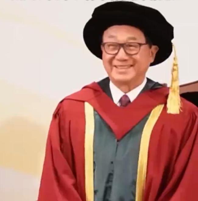 82岁影帝许冠文一年获2个博士学位