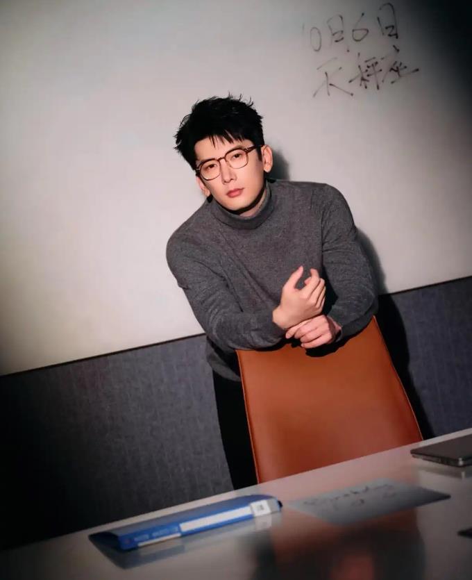 刘芮麟和老婆被曝路边接吻