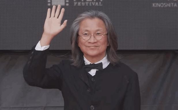 导演陈可辛出车祸 为避流浪狗车辆失控