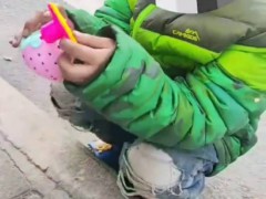 西安7岁女孩寒风中穿凉鞋路边捡吃的 家庭困境引关注