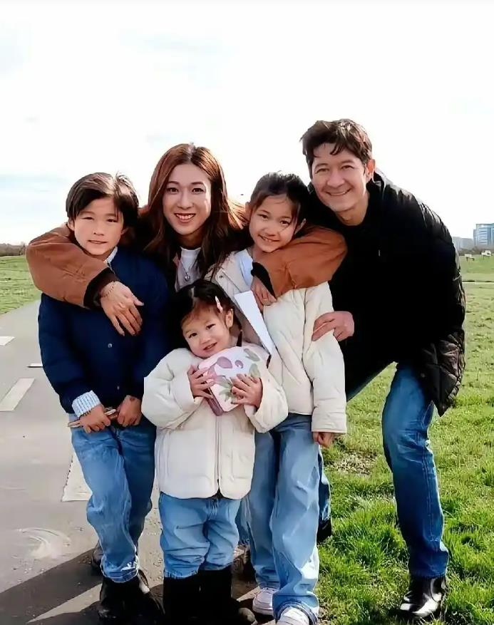 港媒曝钟嘉欣加拿大起诉丈夫争抚养权