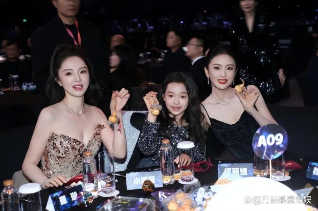 董璇晒小酒窝与白鹿自拍