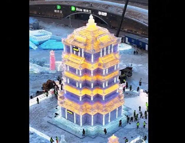 哈尔滨冰雪大世界现冰版黄鹤楼