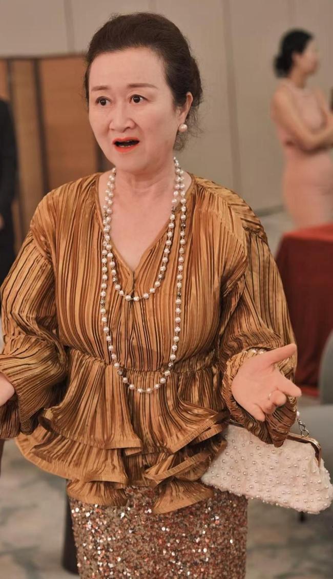 60岁退休干部拍短剧 成竖店容嬷嬷 反派角色走红网络