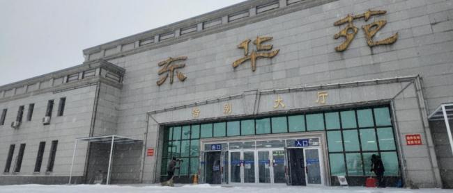 众多网友冒雪赶来参加女子奶奶葬礼 人间真情流露